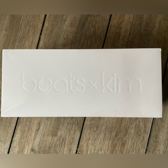 Beats x Kim Kardashian, NIB, Never Opened 2024 Light Gray - Picture 4 of 8